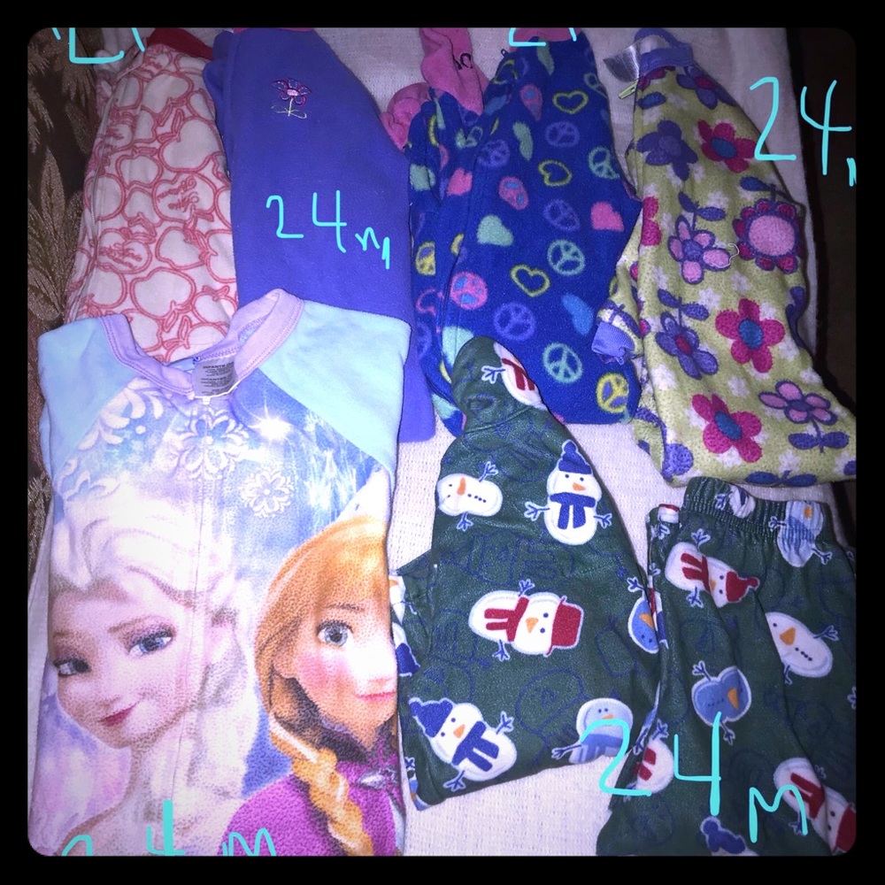 Lot of 6 footed 24 months and 2 Toddlers pJs .